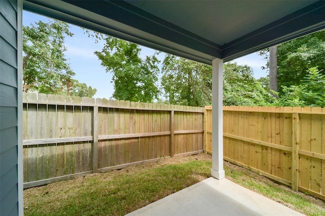 view of yard featuring a patio area