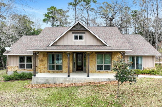 view of front of home featuring a front yard