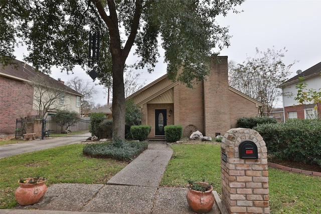 view of front facade featuring a front lawn