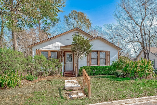 bungalow-style house featuring a front lawn