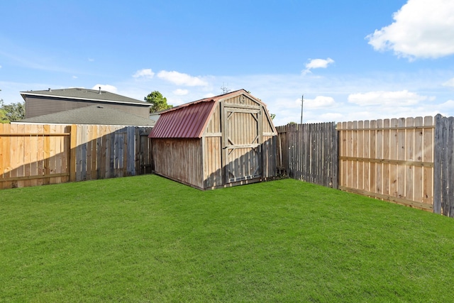 view of yard featuring a shed