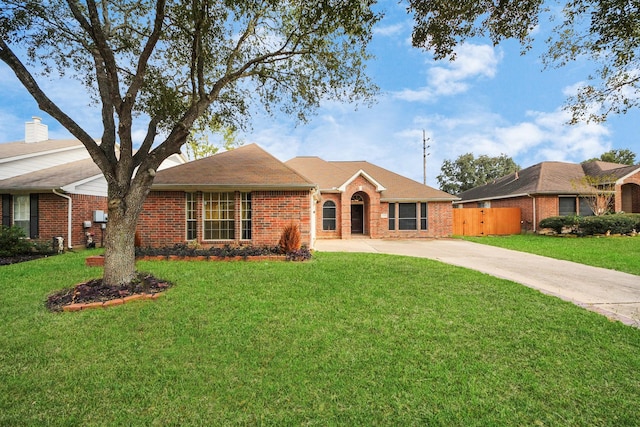 single story home featuring a front lawn