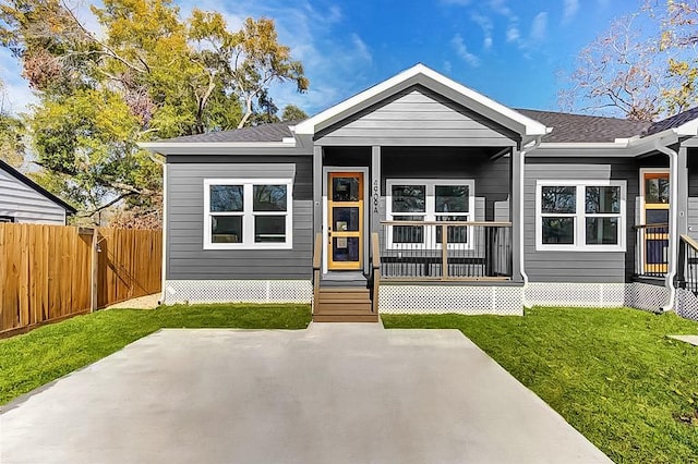 view of front of property featuring a front yard and a patio