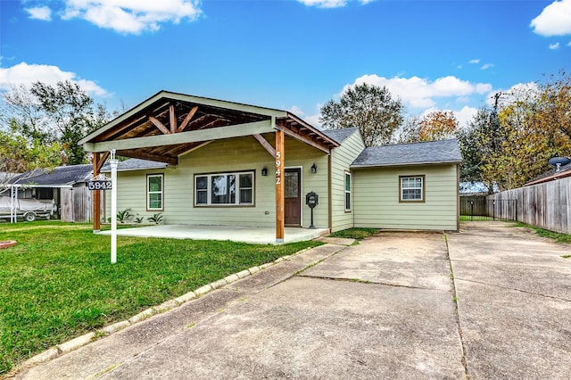 view of front of house featuring a patio area and a front lawn