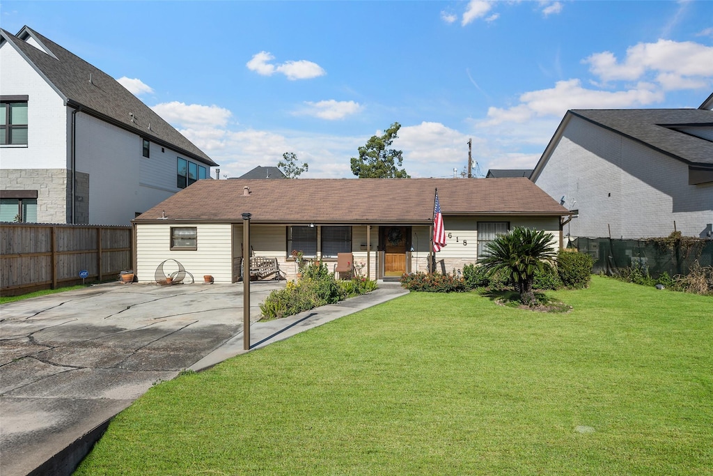 view of front of property featuring a porch and a front lawn