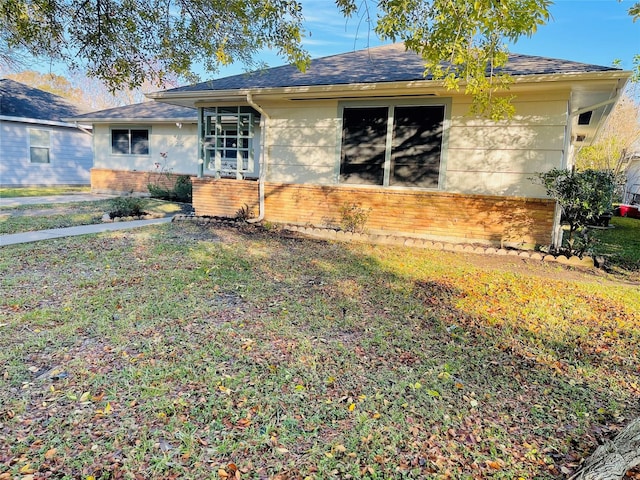 view of front of property featuring a front yard