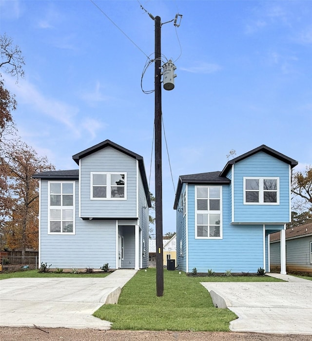 view of front of house with a front lawn