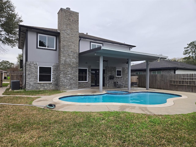 view of swimming pool with an in ground hot tub, ceiling fan, a patio area, and a lawn