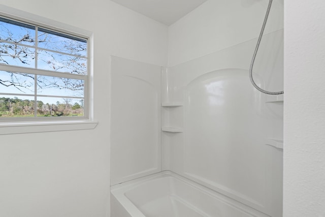 bathroom with tub / shower combination