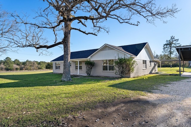 view of front facade featuring a front lawn