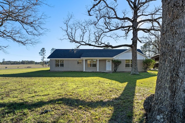 view of front of house featuring a front lawn