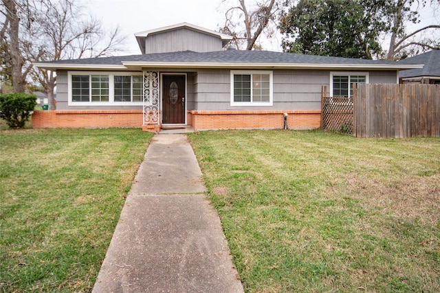 view of front facade featuring a front lawn