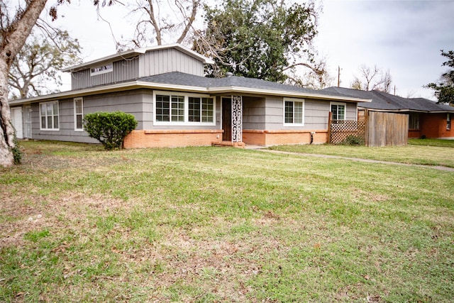 single story home with a front lawn