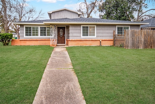 view of front of property featuring a front lawn