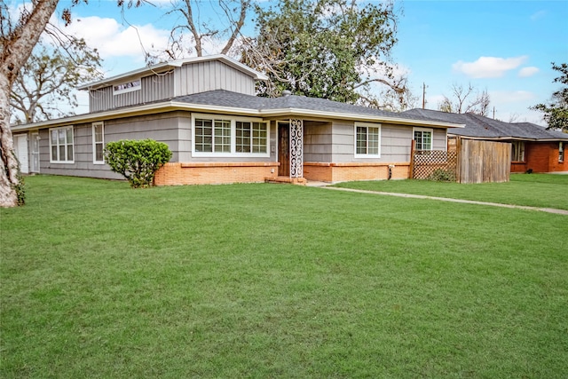 ranch-style house featuring a front yard