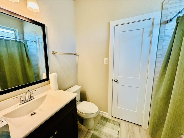 bathroom with a shower with curtain, vanity, and toilet