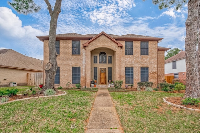 view of front of home featuring a front yard