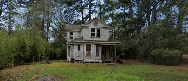 view of front of home featuring a front yard