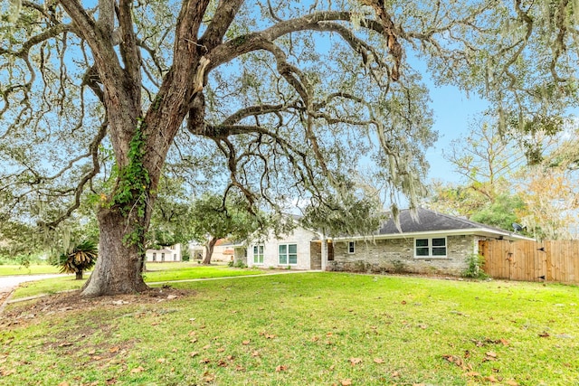 view of front facade with a front yard