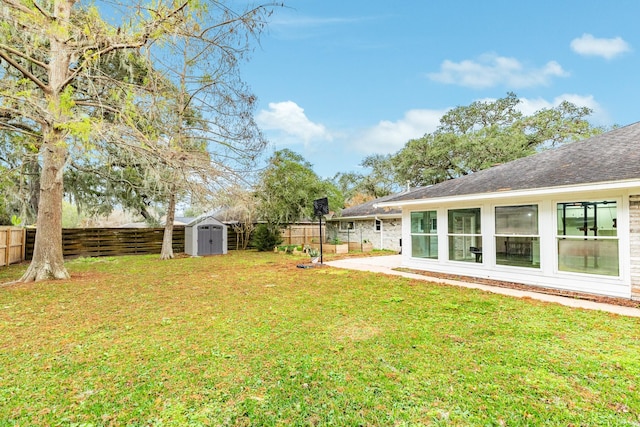 view of yard featuring a storage shed