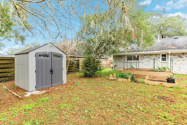 view of yard featuring a storage unit