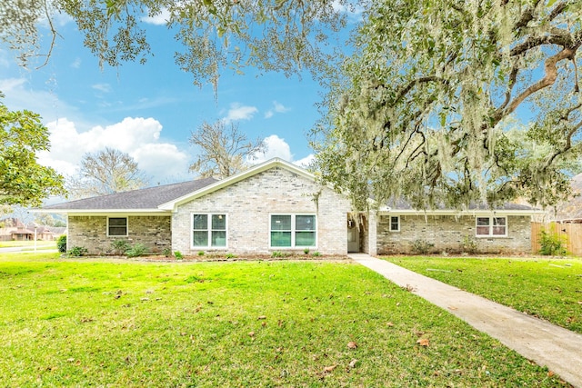 ranch-style home featuring a front lawn