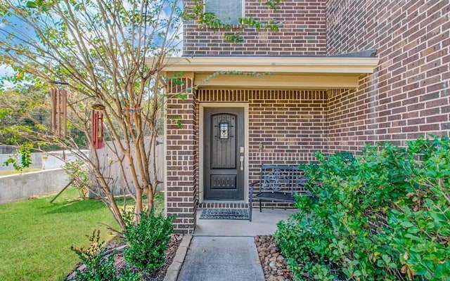 entrance to property featuring a yard