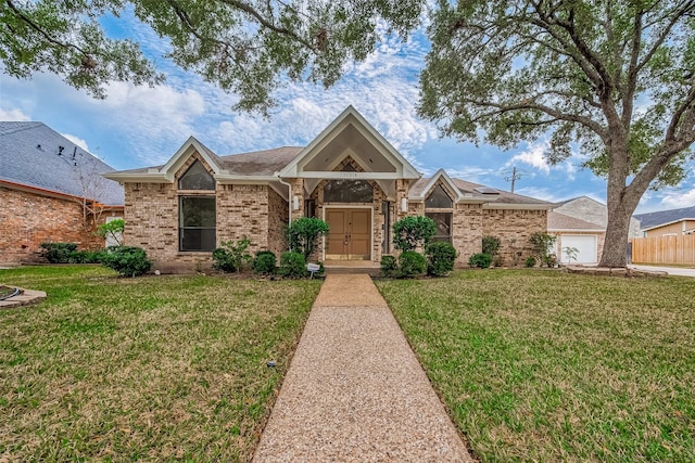 view of front of property featuring a front yard