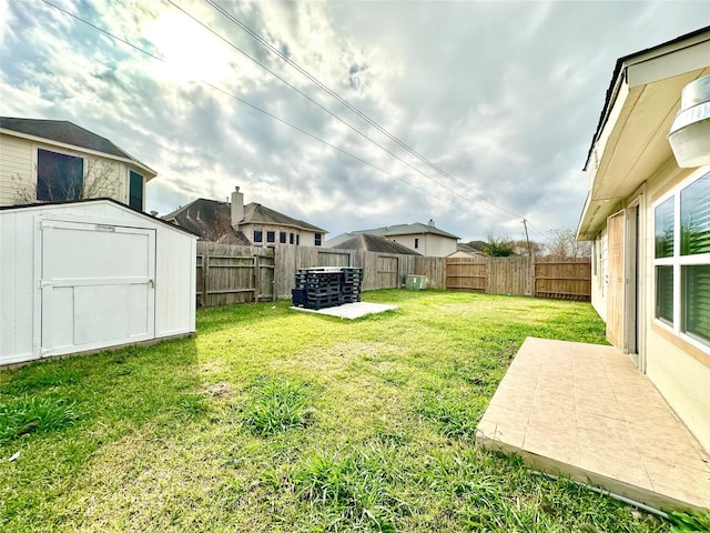 view of yard featuring a shed