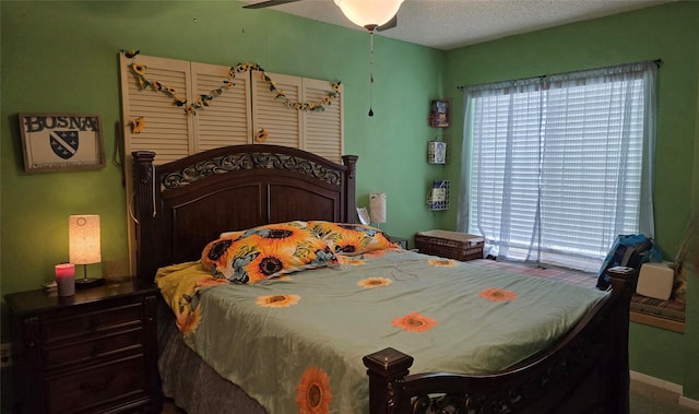 bedroom featuring ceiling fan and a textured ceiling