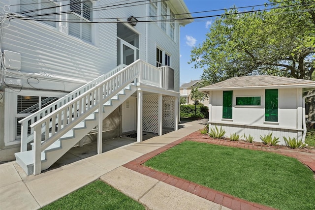 view of side of property featuring a lawn