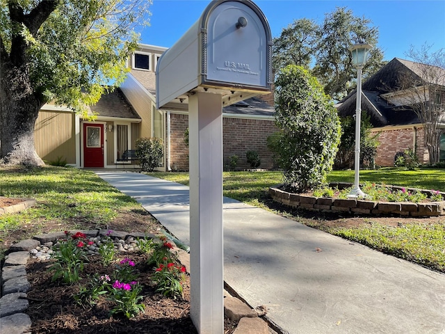 view of property's community featuring a lawn