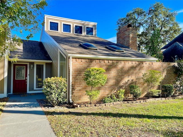 view of front facade with a front yard