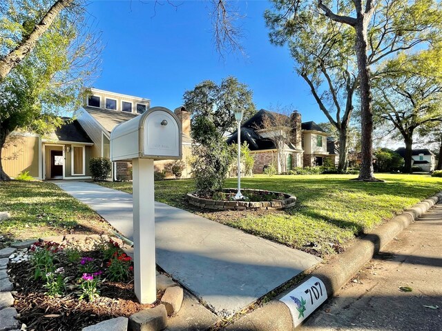 view of front of home with a front lawn