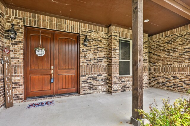 doorway to property featuring covered porch