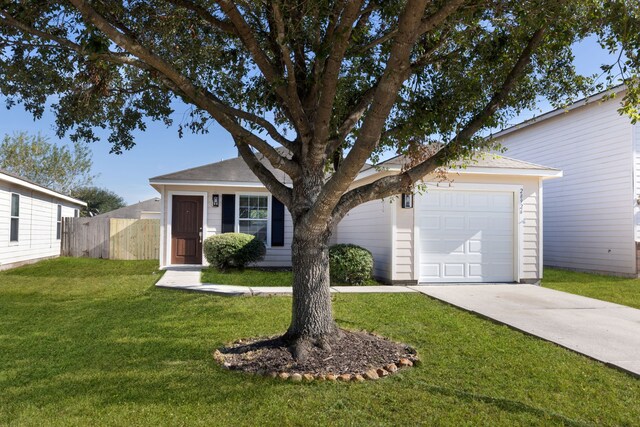 single story home with a front lawn