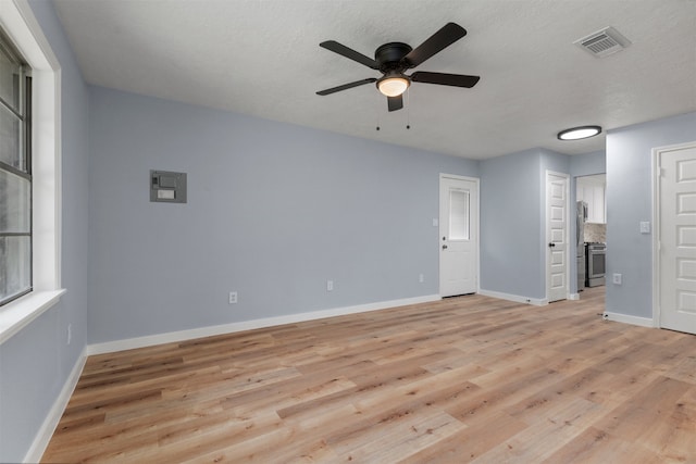 unfurnished room featuring light wood-type flooring and ceiling fan