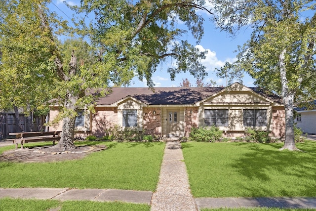 single story home with a front yard