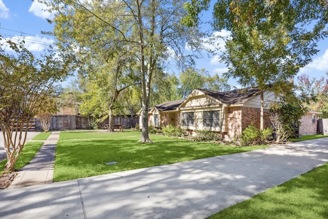 view of front facade featuring a front yard