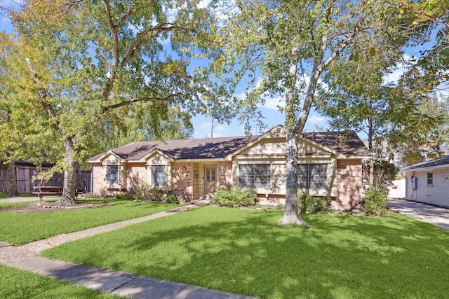 ranch-style home featuring a front lawn