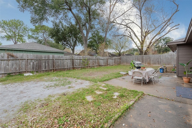 view of yard featuring a patio