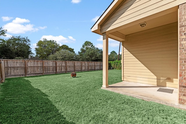 view of yard featuring a patio