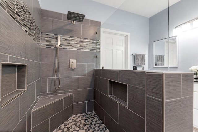 bathroom featuring tiled shower