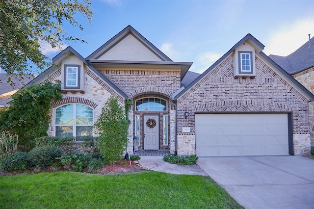 view of front of home featuring a front lawn