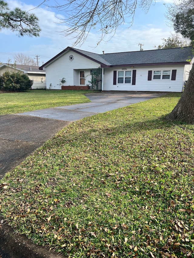 single story home with a front lawn