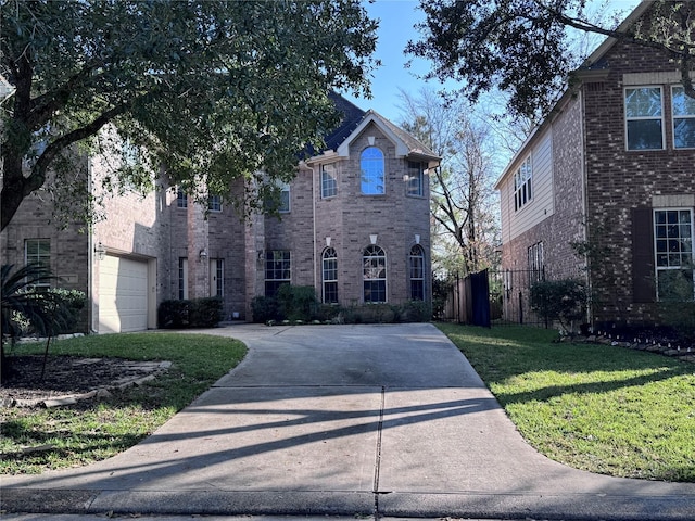 view of front of house featuring a front lawn