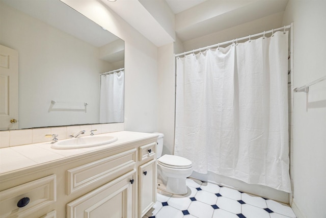 bathroom with a shower with curtain, vanity, and toilet