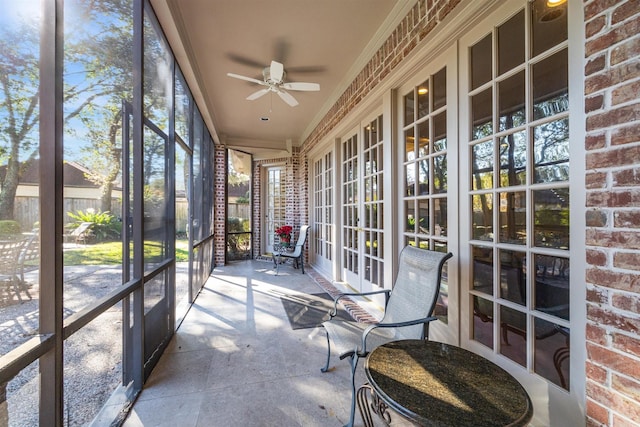 sunroom with ceiling fan