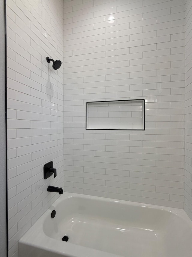 bathroom featuring tiled shower / bath