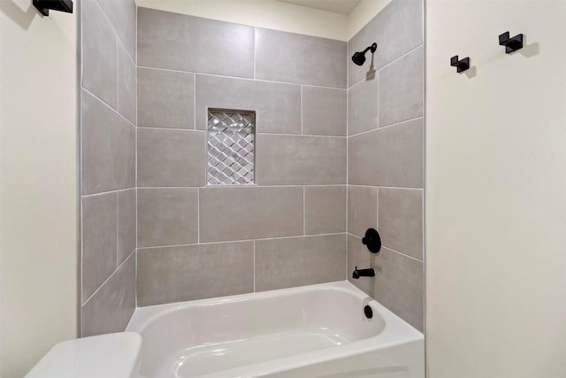 bathroom featuring tiled shower / bath combo